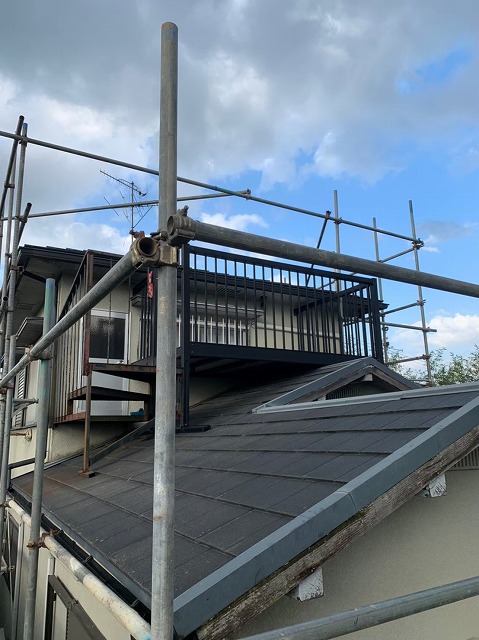 足場を建物を囲うように設置